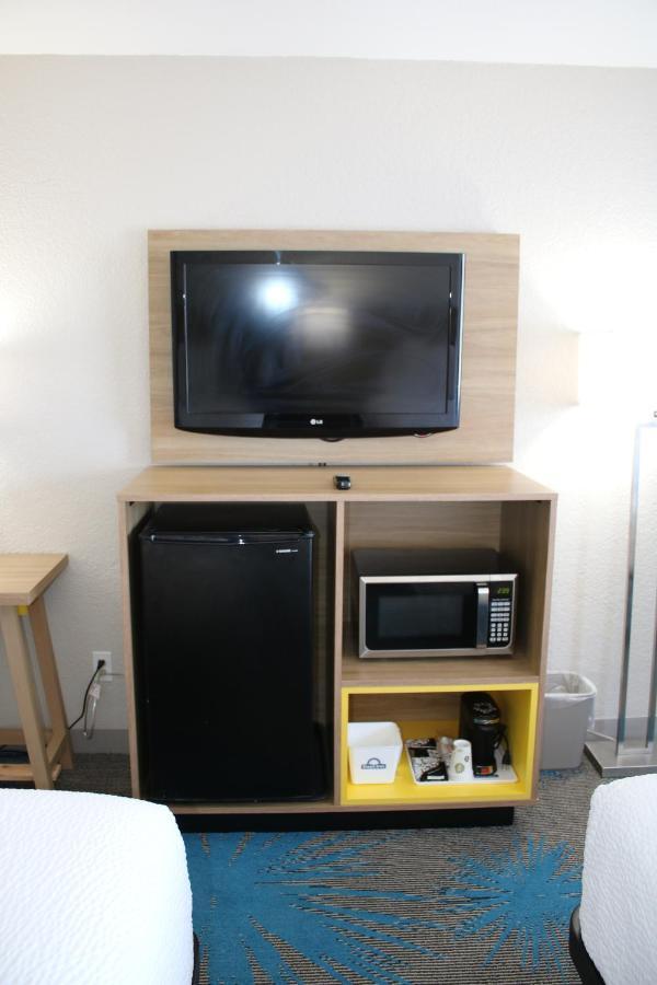 Days Inn By Wyndham Waco University Area Екстериор снимка