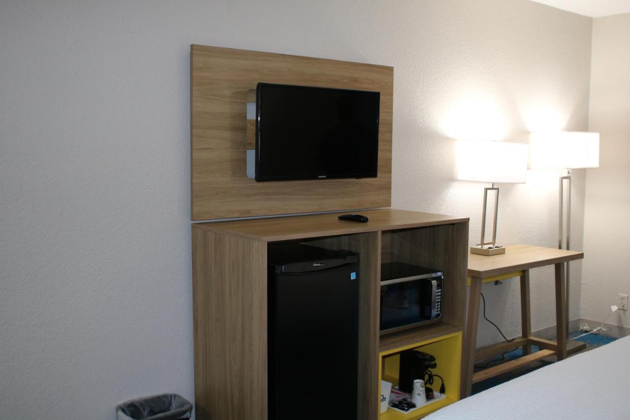 Days Inn By Wyndham Waco University Area Екстериор снимка