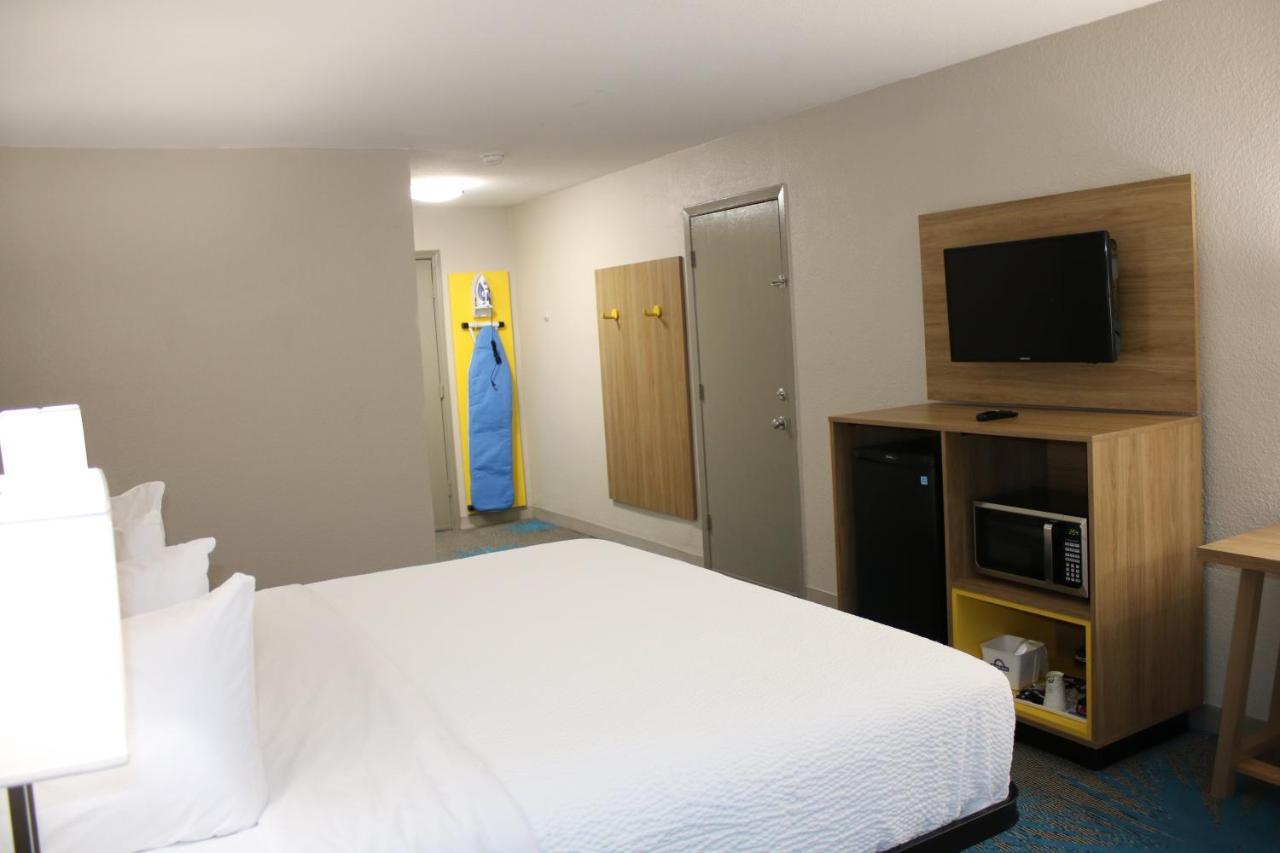 Days Inn By Wyndham Waco University Area Екстериор снимка