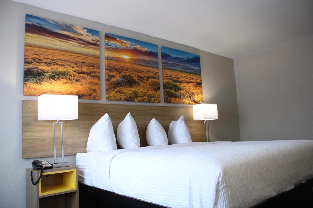 Days Inn By Wyndham Waco University Area Екстериор снимка