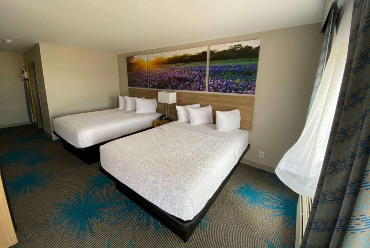Days Inn By Wyndham Waco University Area Екстериор снимка