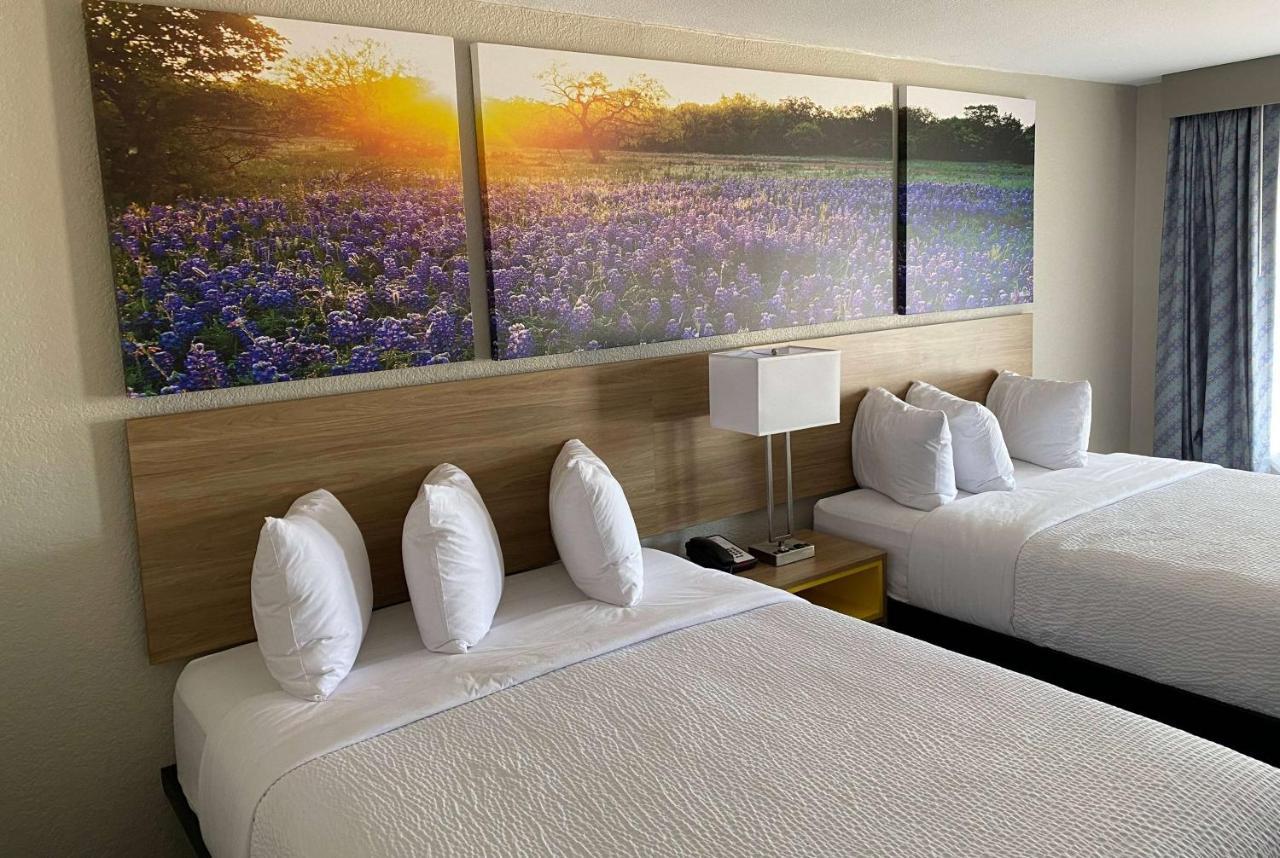 Days Inn By Wyndham Waco University Area Екстериор снимка