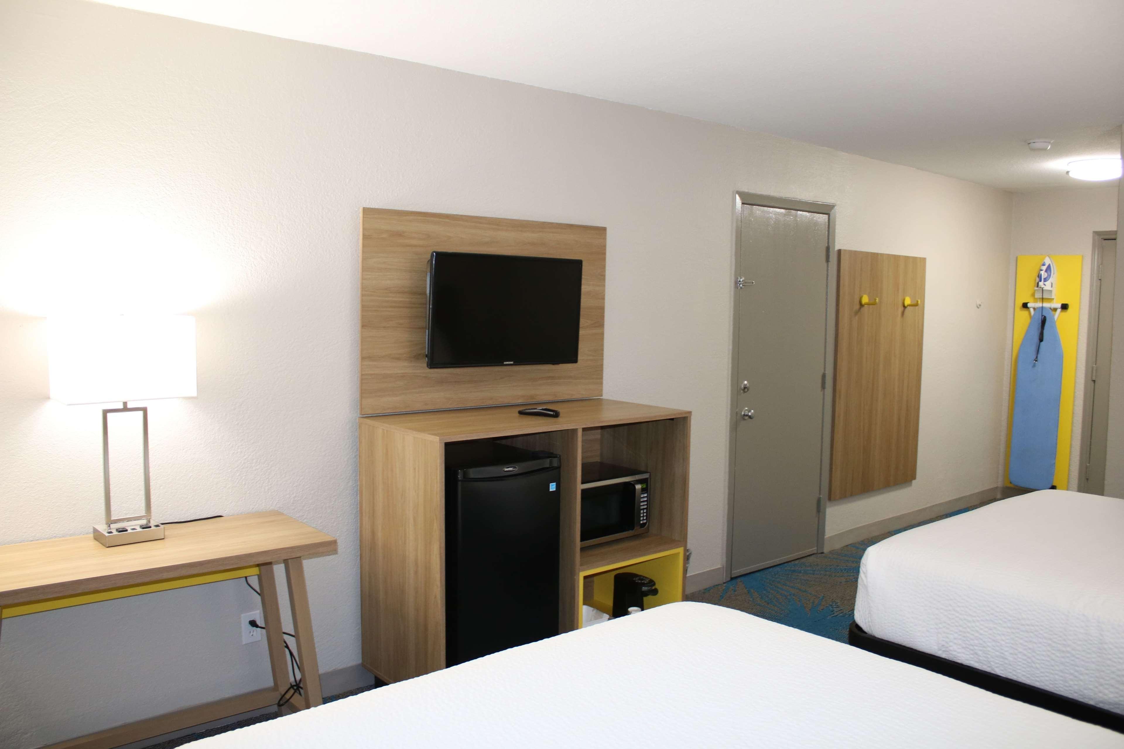 Days Inn By Wyndham Waco University Area Екстериор снимка