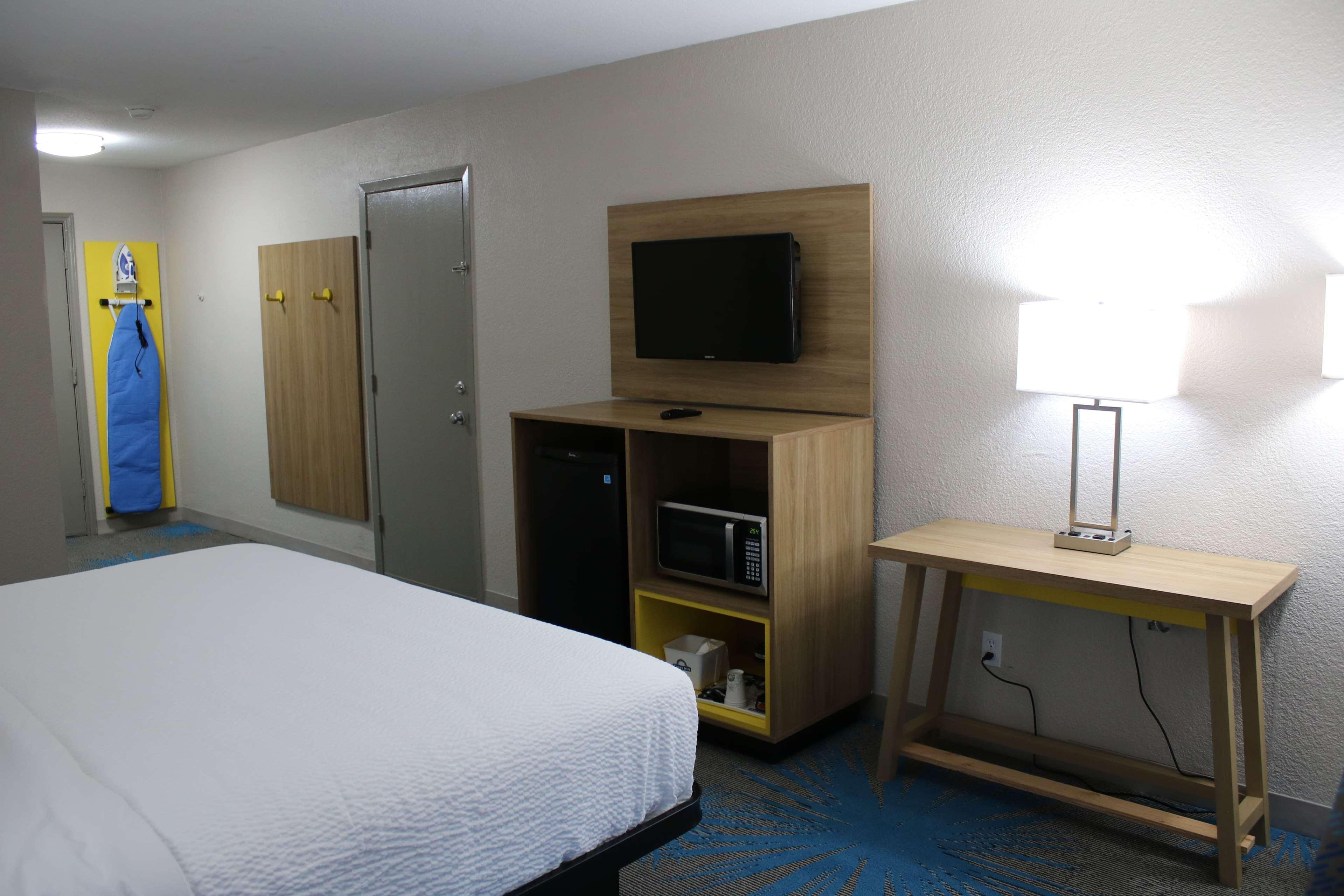 Days Inn By Wyndham Waco University Area Екстериор снимка
