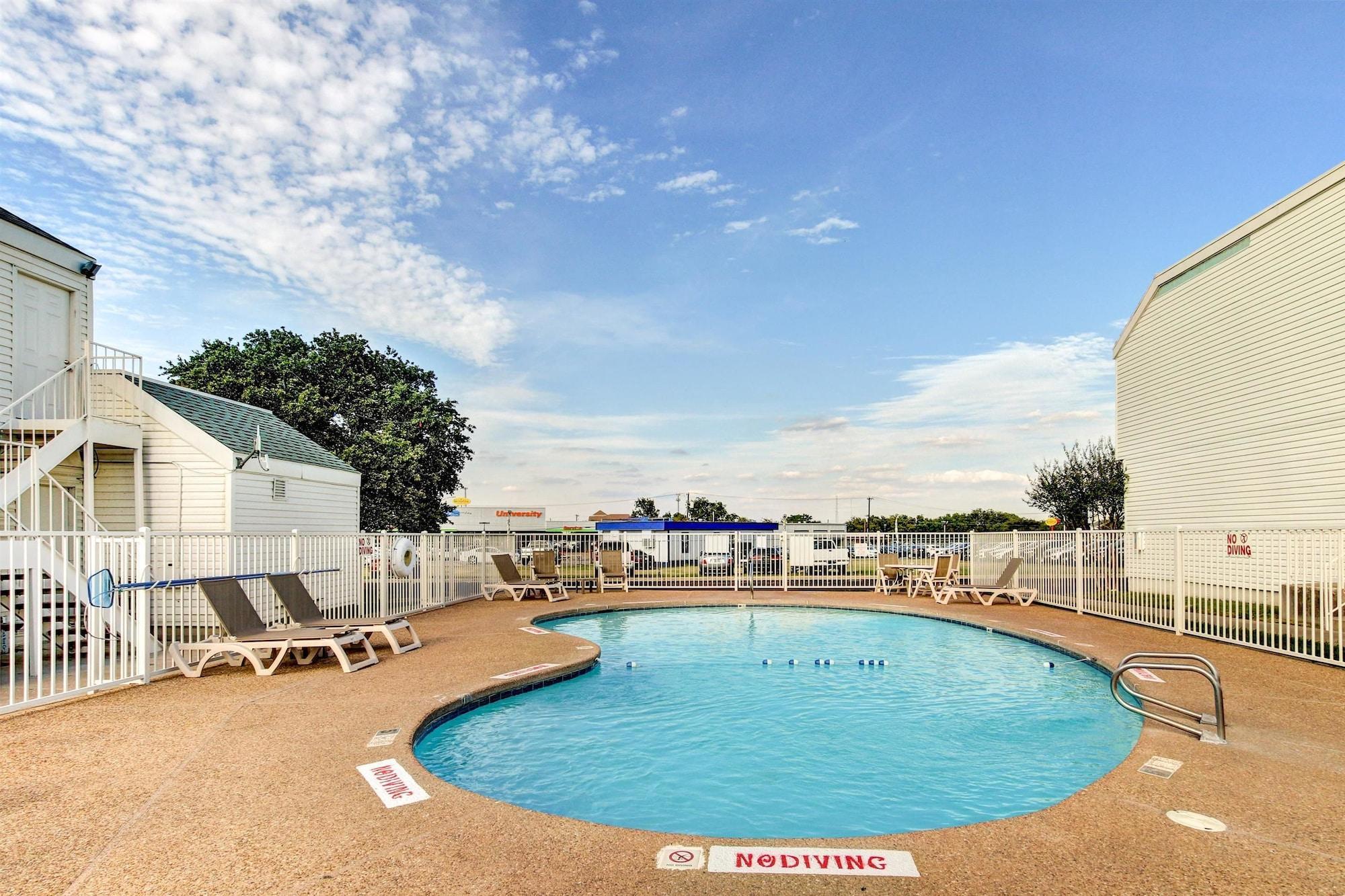 Days Inn By Wyndham Waco University Area Екстериор снимка