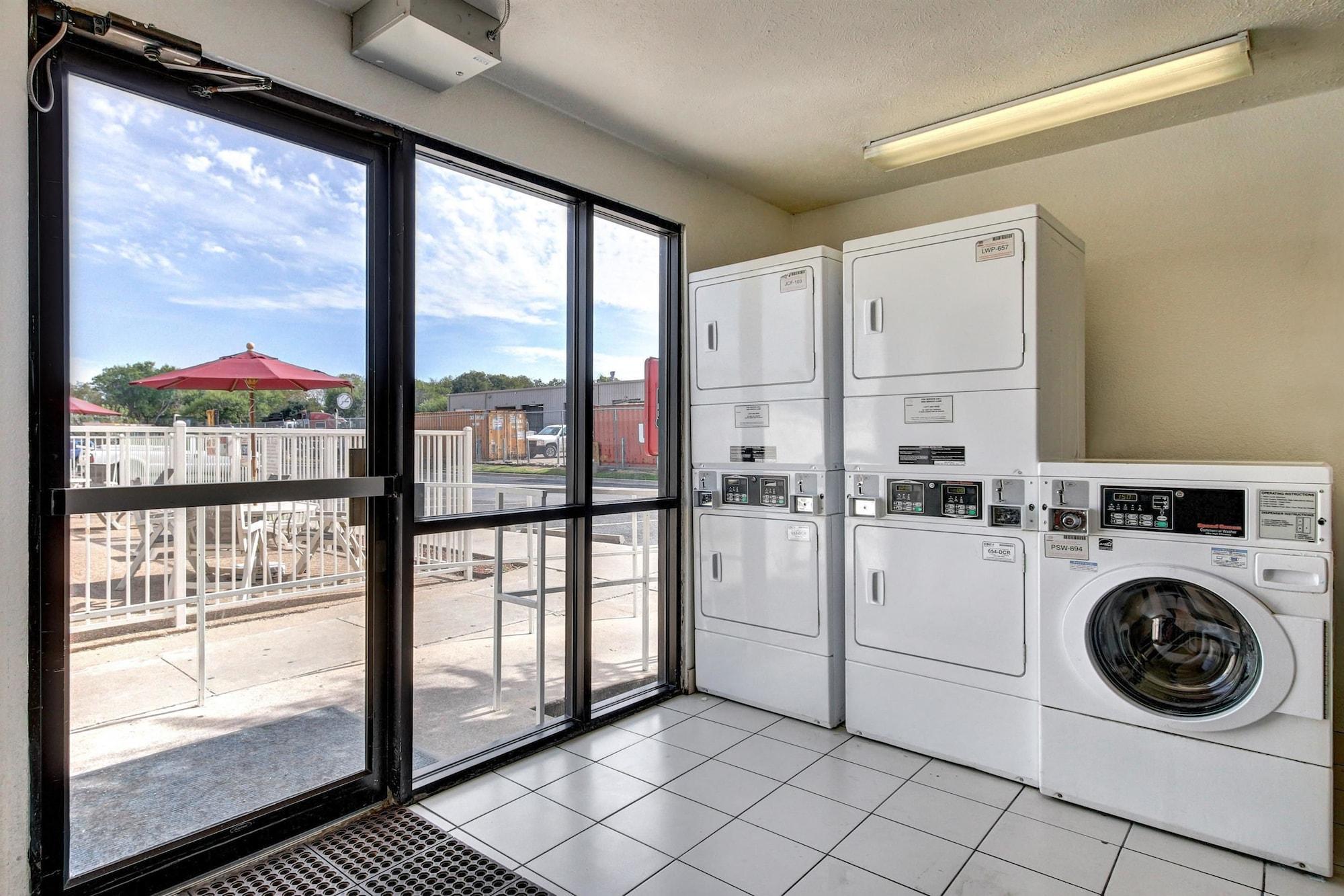 Days Inn By Wyndham Waco University Area Екстериор снимка