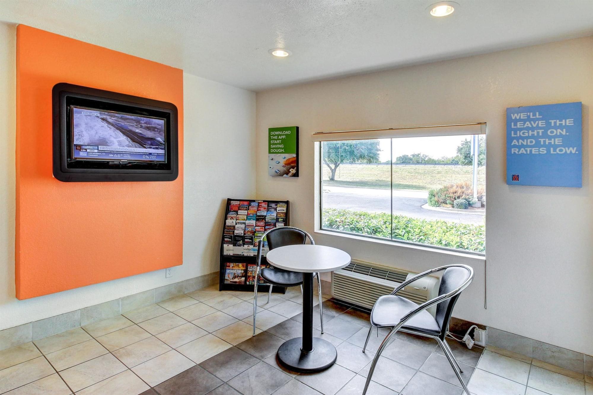 Days Inn By Wyndham Waco University Area Екстериор снимка