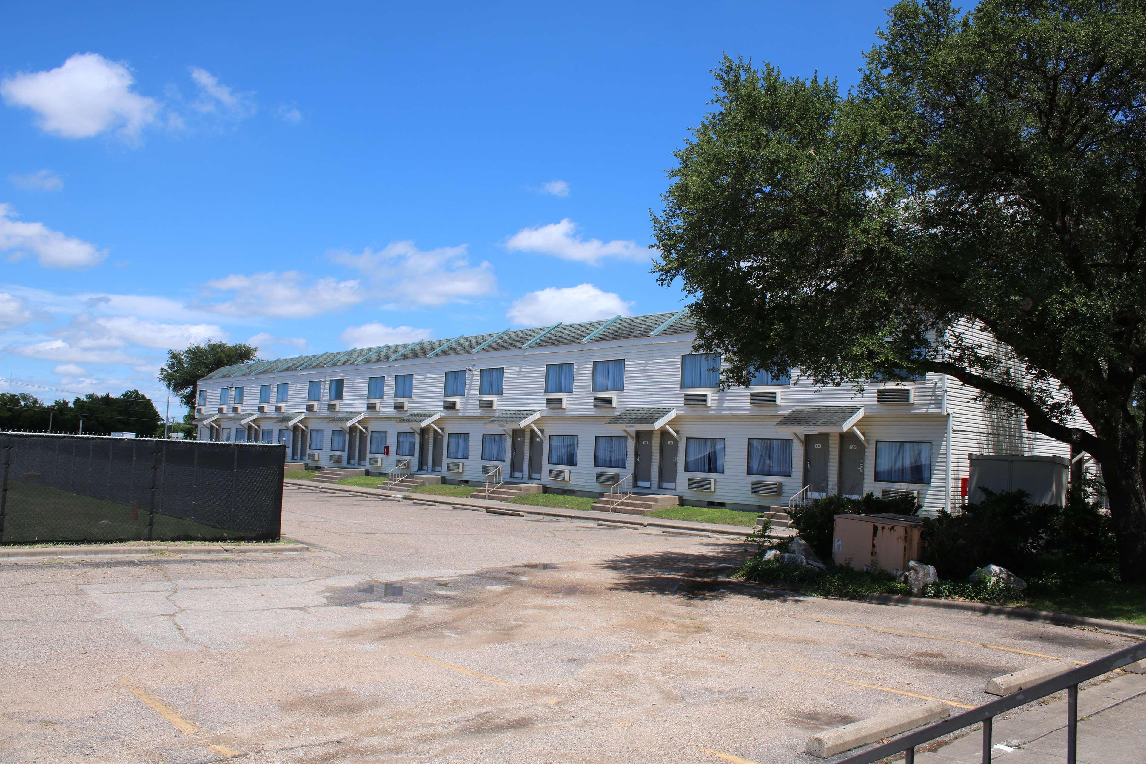 Days Inn By Wyndham Waco University Area Екстериор снимка