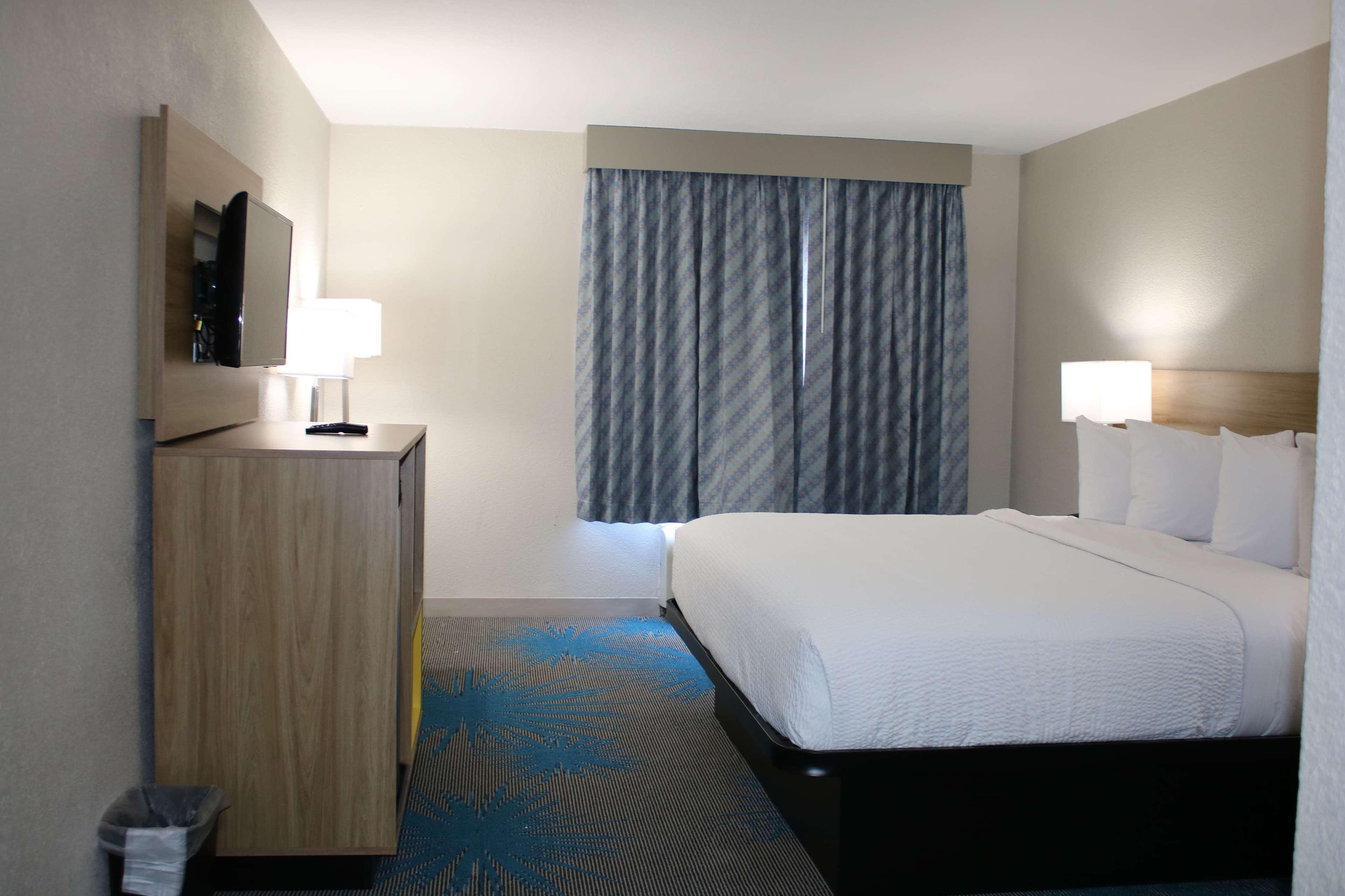 Days Inn By Wyndham Waco University Area Екстериор снимка