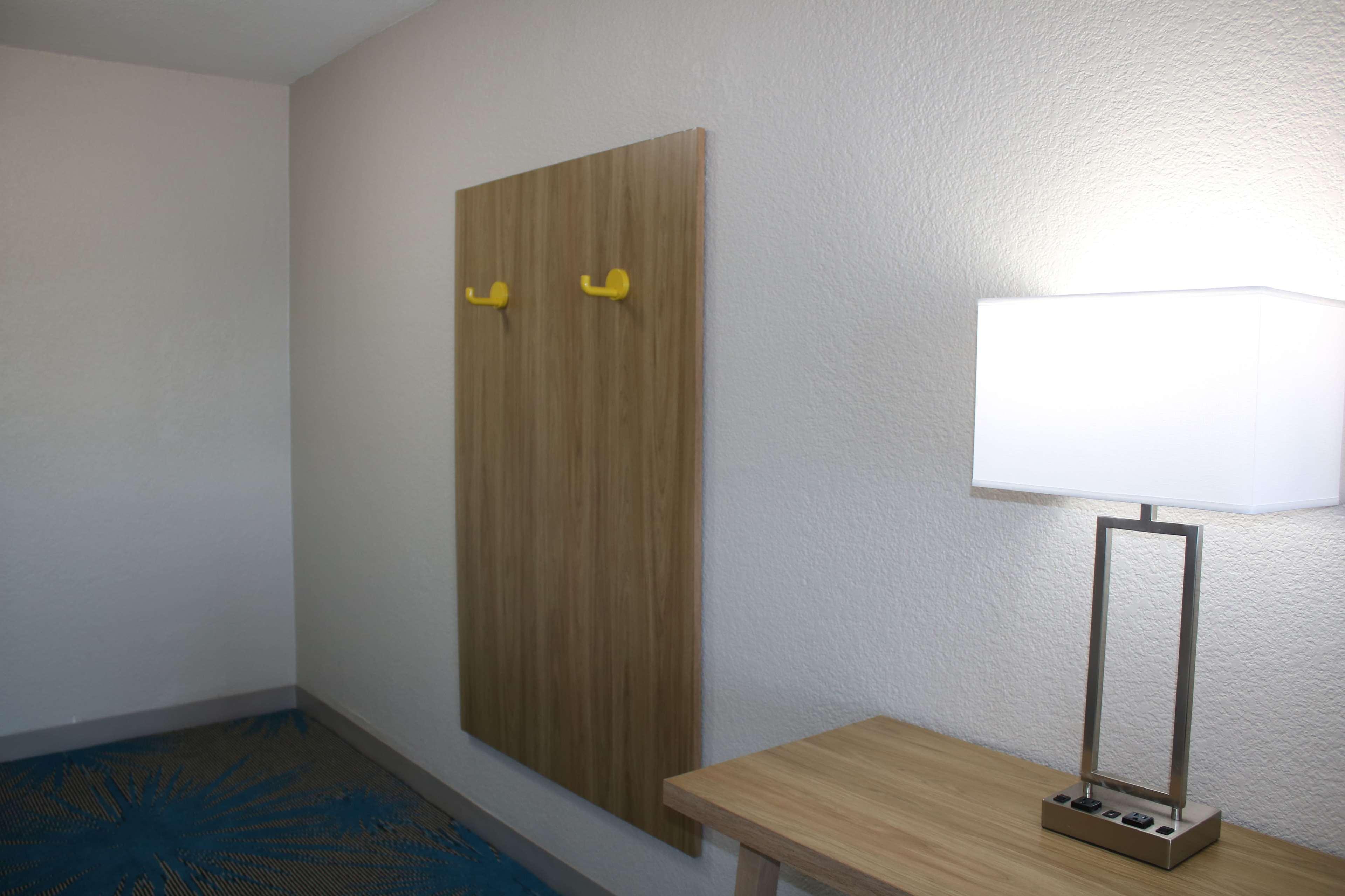 Days Inn By Wyndham Waco University Area Екстериор снимка