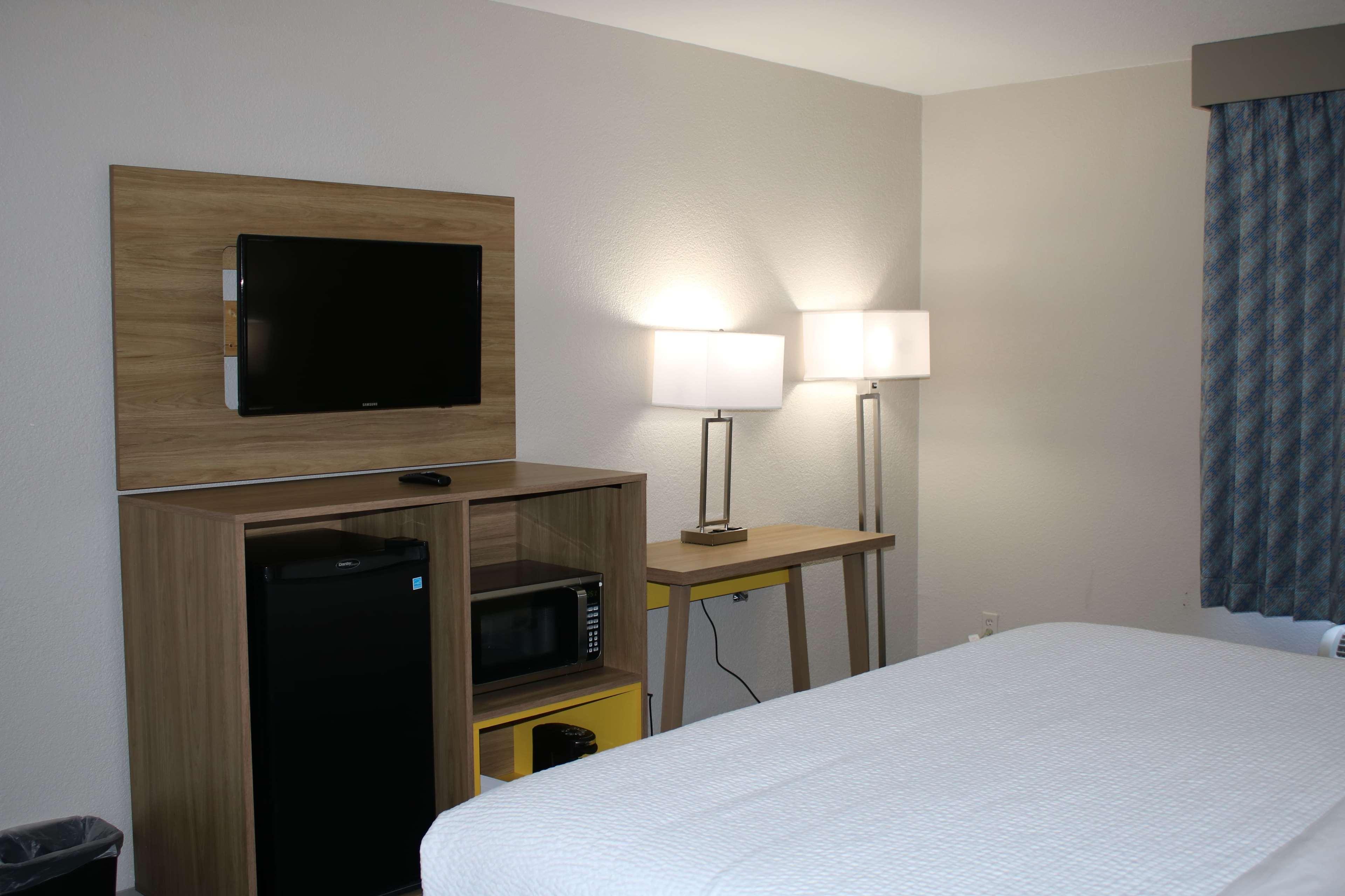 Days Inn By Wyndham Waco University Area Екстериор снимка