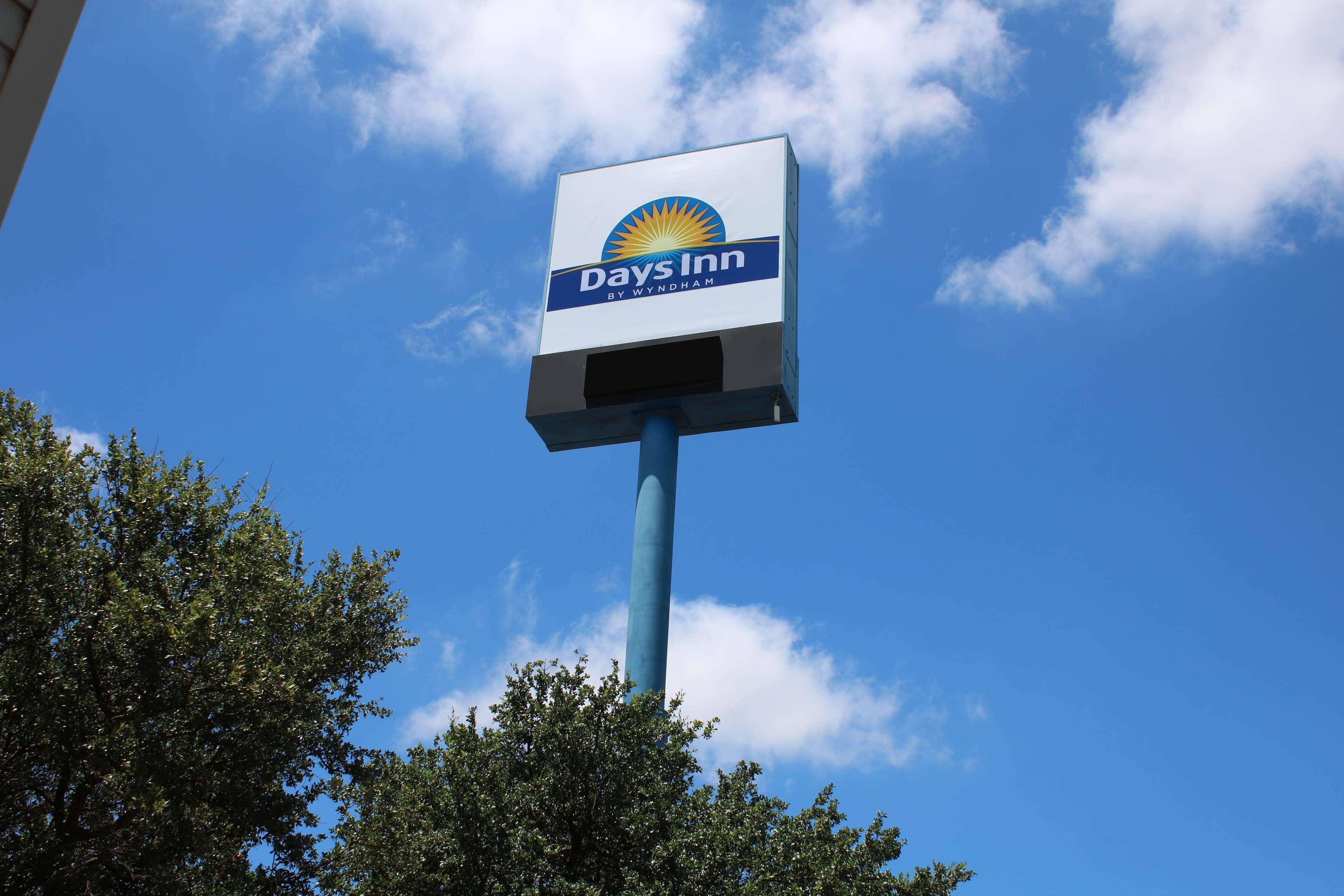 Days Inn By Wyndham Waco University Area Екстериор снимка