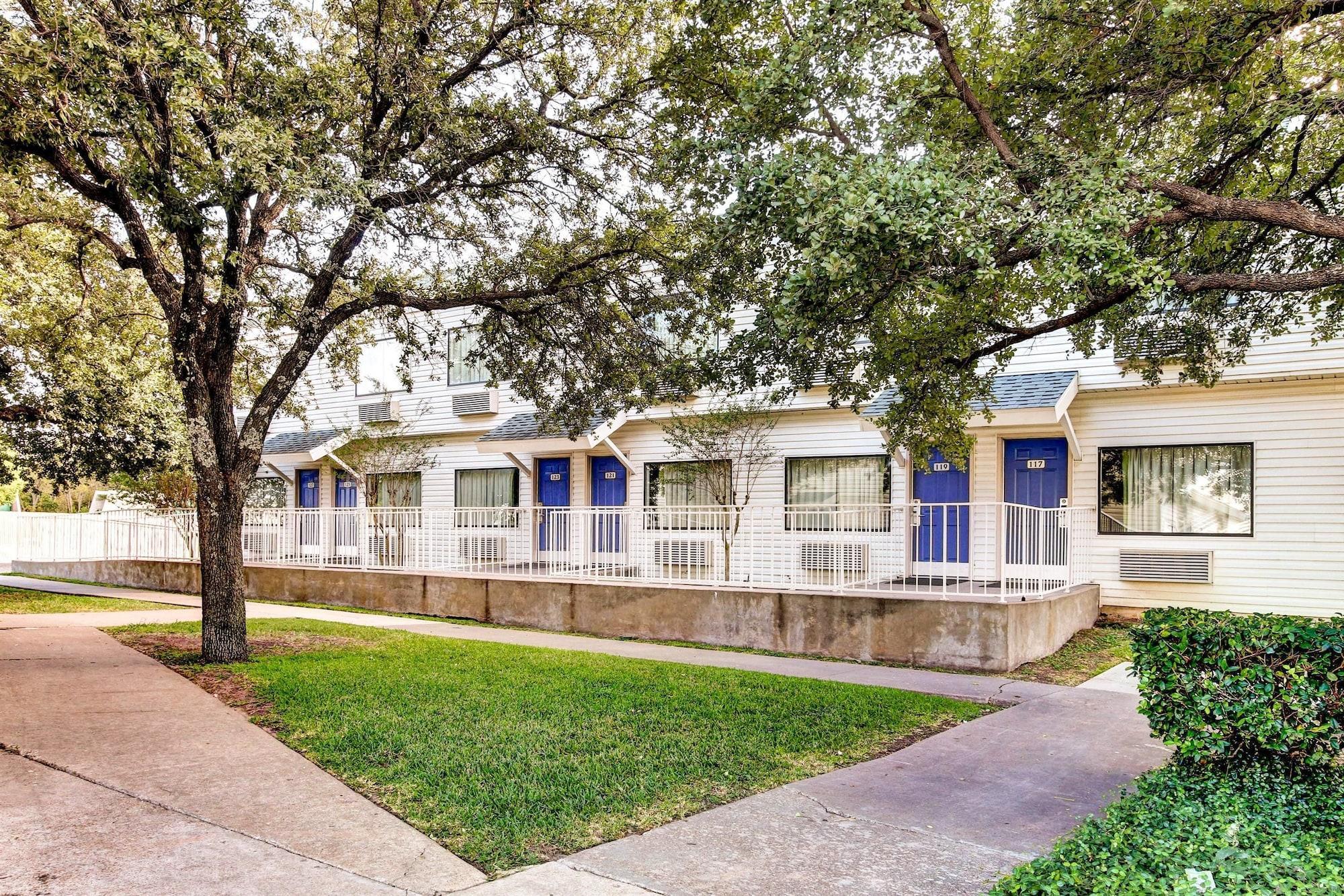 Days Inn By Wyndham Waco University Area Екстериор снимка