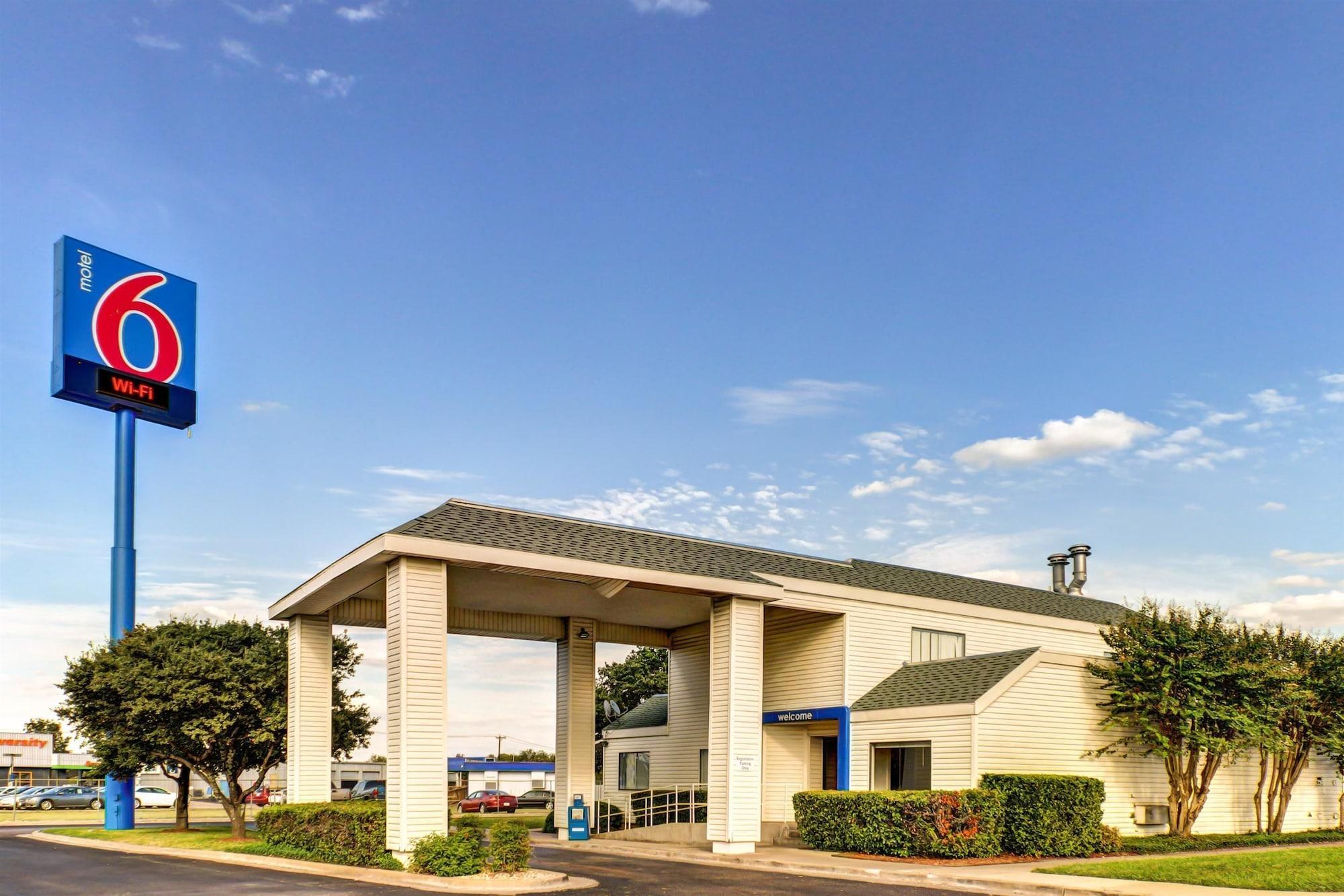 Days Inn By Wyndham Waco University Area Екстериор снимка