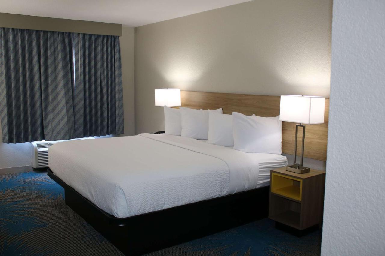 Days Inn By Wyndham Waco University Area Екстериор снимка